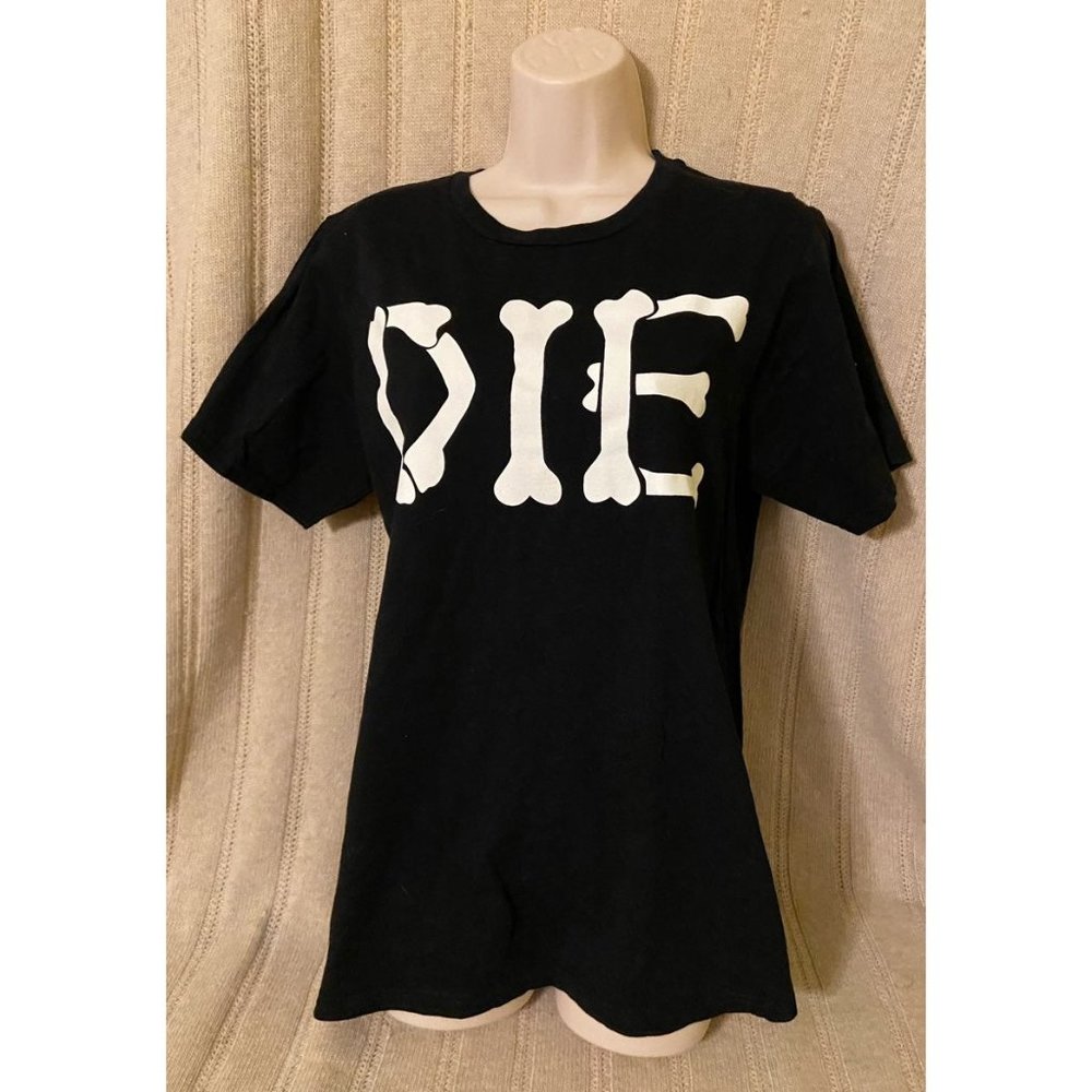 Nikki Lipstick Skeleton bones DIE shirt large